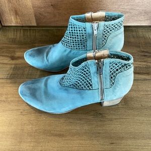 Leather bootie with block head